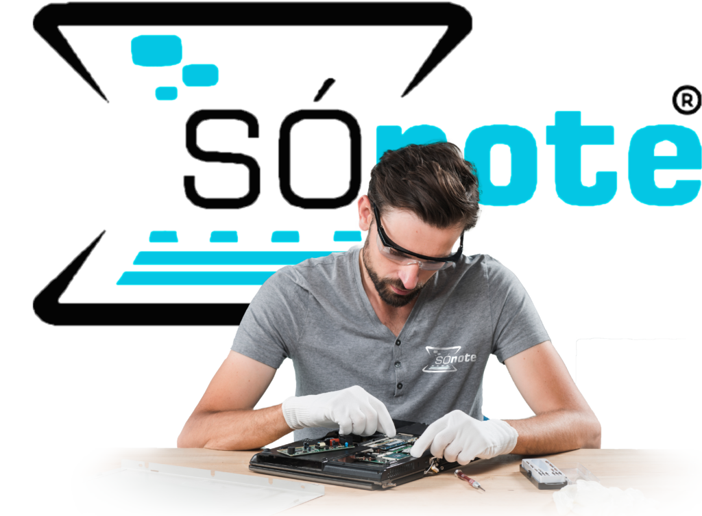 Técnico da SÓnote bem equipado consertando um notebooks.
