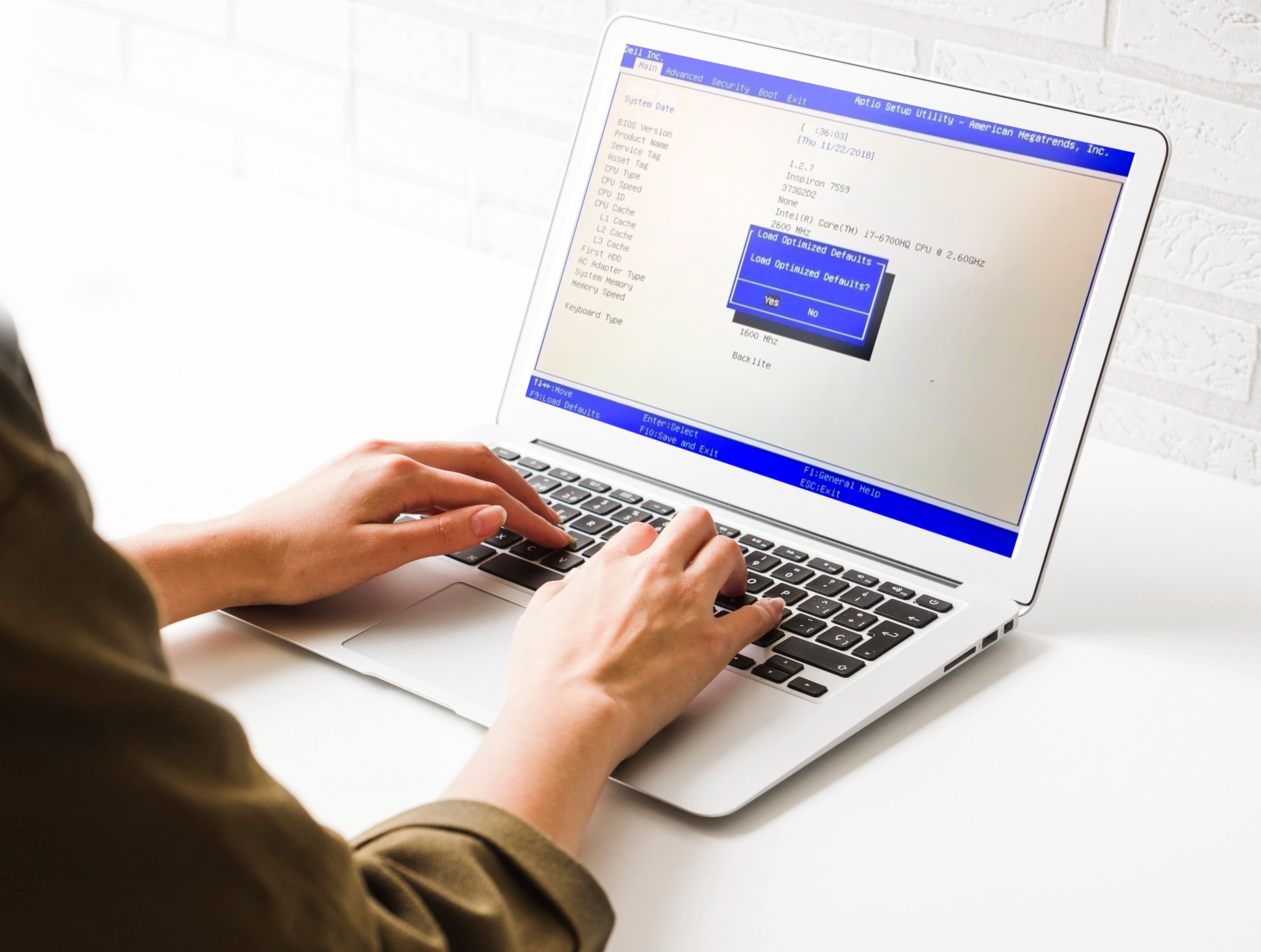FORMATAÇÃO Técnico da SÓnote fazendo a formatação em um notebook.