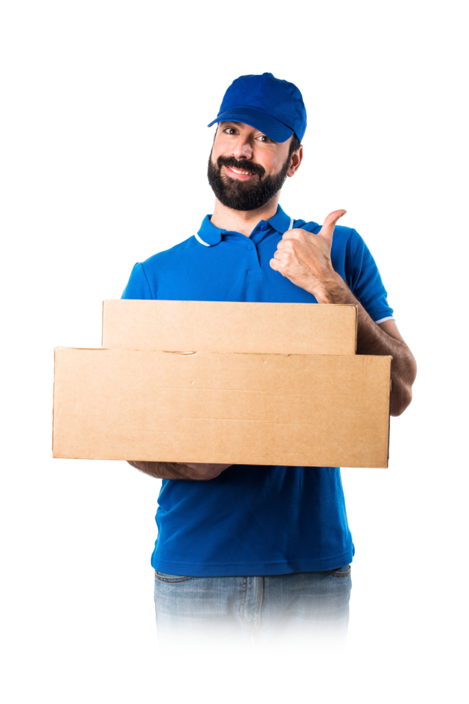 Entregador dos correios com notebooks entregues pela SÓnote em mãos.