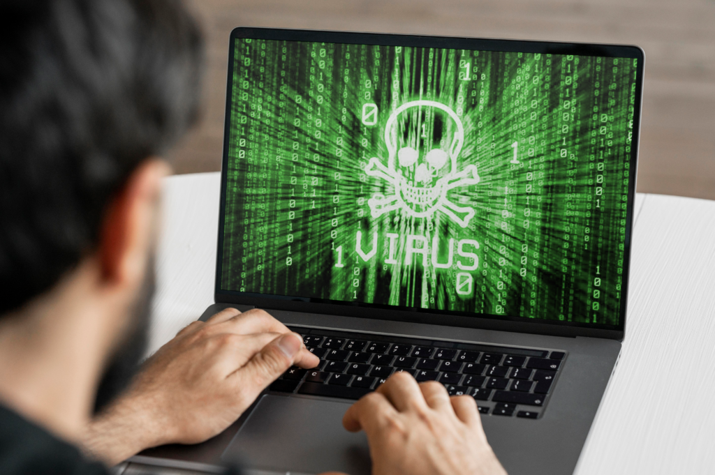 Técnico da SÓnote fazendo a remoção de vírus de um notebook.